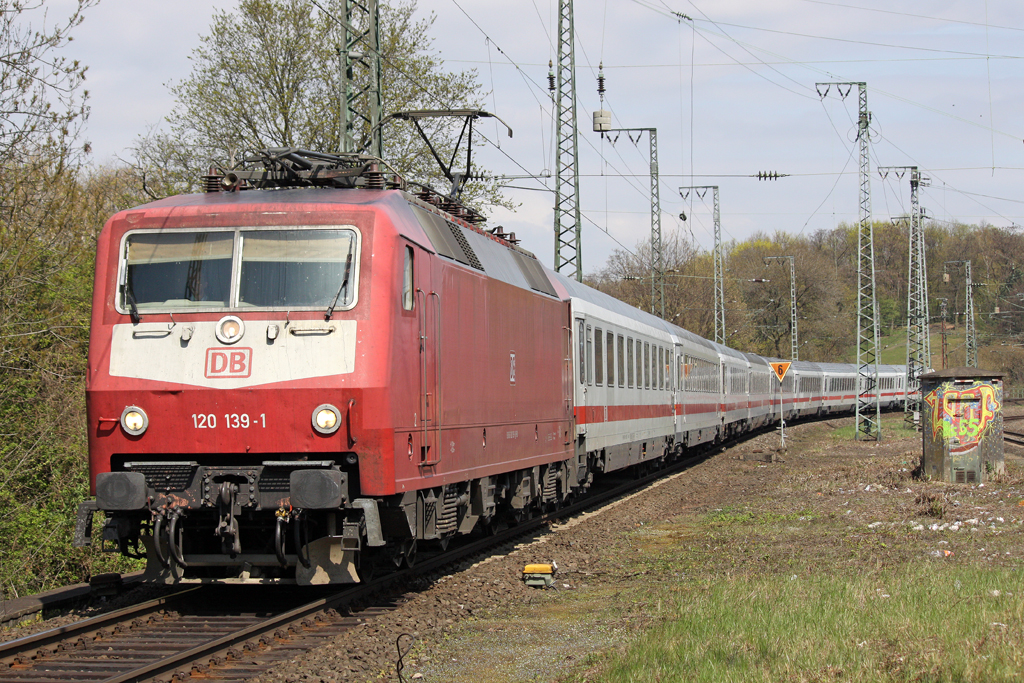 Die 120 139-1 in K�ln West am 09,04,10