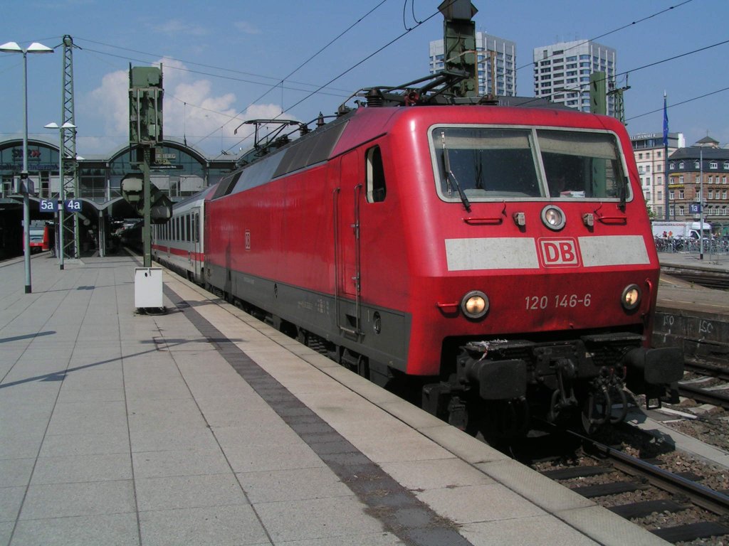 Die 120 146-6 hat eine Delle �ber dem Zughaken und unterm in Fahrtrichtung Rechten Puffer hat sie eine Rhein-M�we erwischt. Die wollte wohl auch mal Bahn fahren. Jetzt muss Sie daraus gekratzt werden.

Patrick E.