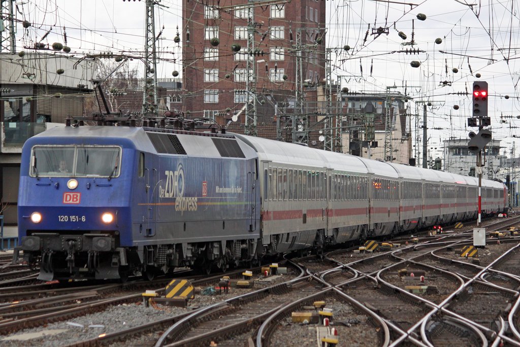 Die 120 151-6 in K�ln Hbf am 28,02,10