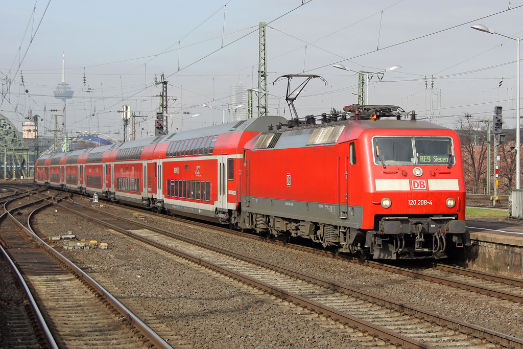 Die 120 208-4 mit dem RE9 nach Siegen in K�ln Deutz am 09,03,12