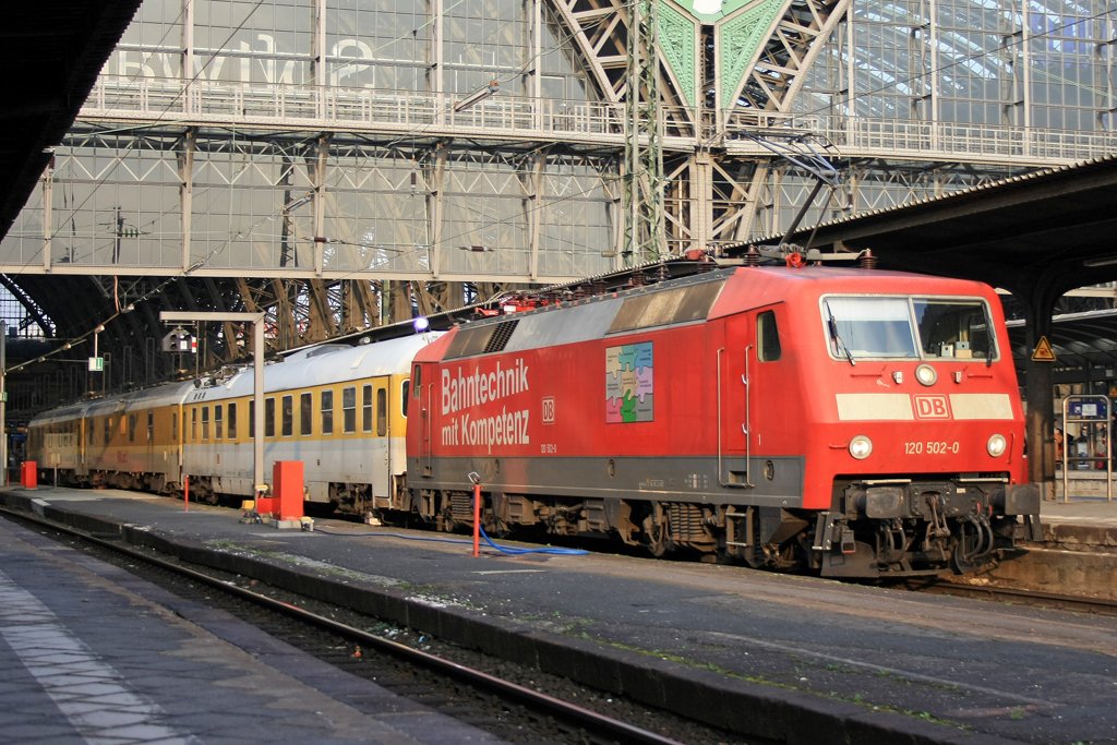 Die 120 502 von DB Systemtechnik machte im Vorfeld des Frankfurter Hbf´s Messfahrten.

