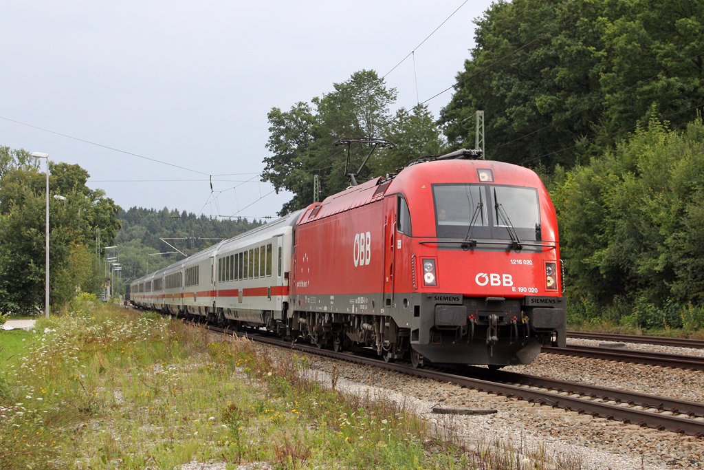 Die 1216 020 in A�ling (Oberbay) am 30,07,11 