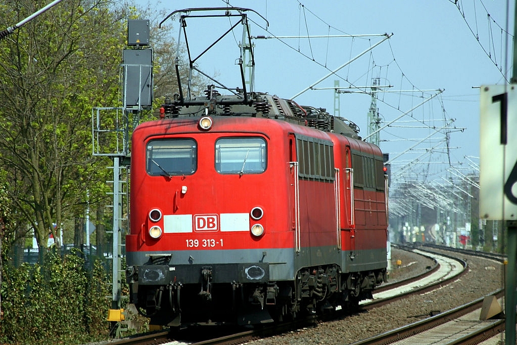 Die 139 313-1 mit einer 151 im Schlepptau aufgenommen in Raunheim am 19.04.2010.