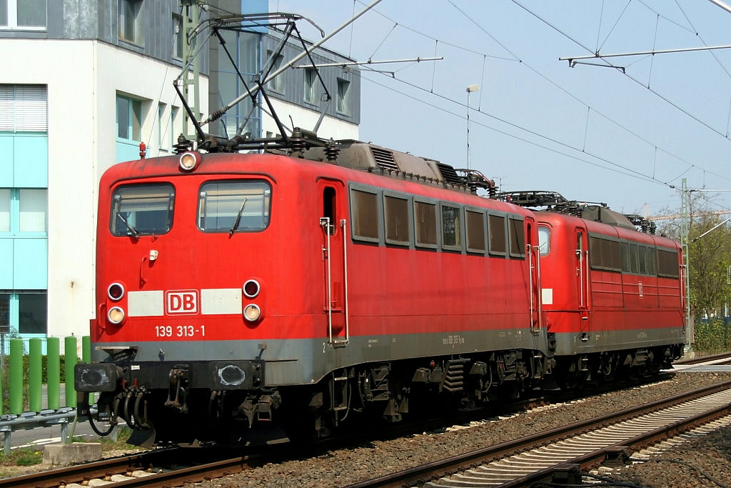 Die 139 313-1 mit einer 151 im Schlepptau aufgenommen in Raunheim am 19.04.2010.