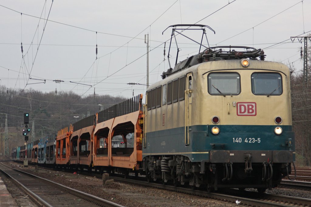 Die 140 423 zieht am 12.3.11 einen leeren Auozug von Venlo nach Merzig (Saar). Hier bei der Durchfahrt durch K�ln-West