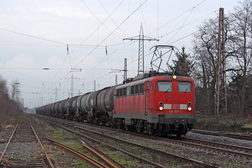 Die 140 537-2 in Ratingen Lintorf am 26,01,11