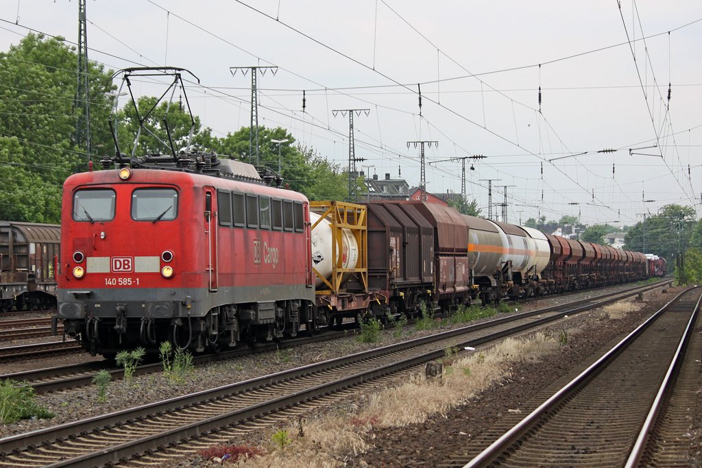 Die 140 585-1 in K�ln West am 02,06,10