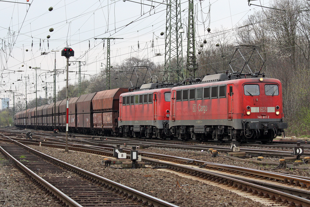 Die 140 801-2 und 140 799 in Gremberg am 09,04,10