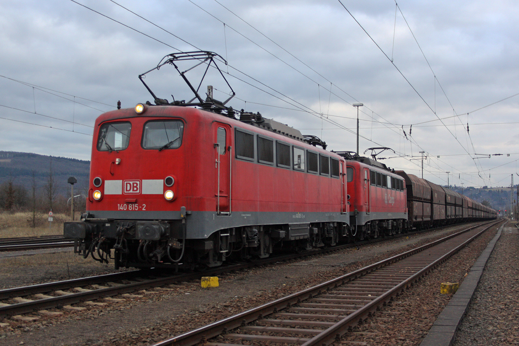 Die 140 815-2 und 140 838-4 mit einen leeren Kohlebomber in Ehrang am 25,02,12