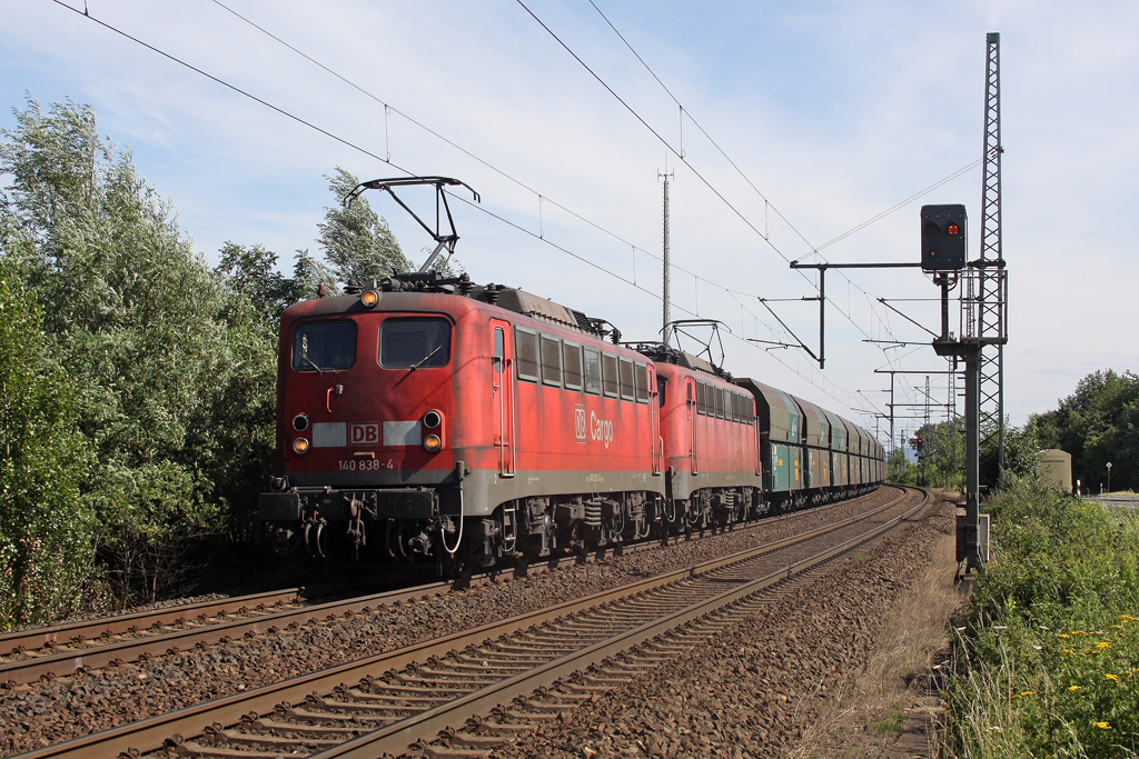 Die 140 838-4 und 140 xxx-x in Porz Wahn am 15,07,11
