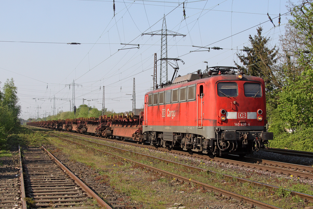 Die 140 838-4 in Ratingen Lintorf am 19,04,11