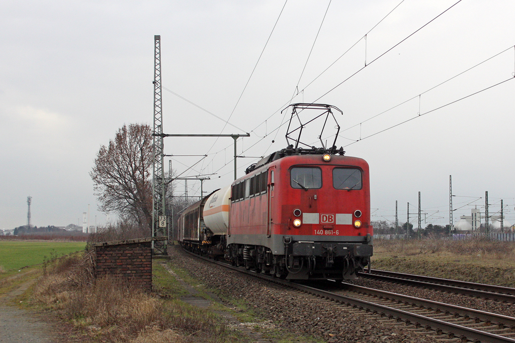 Die 140 861-6 in Porz-Wahn am 08,03,12
