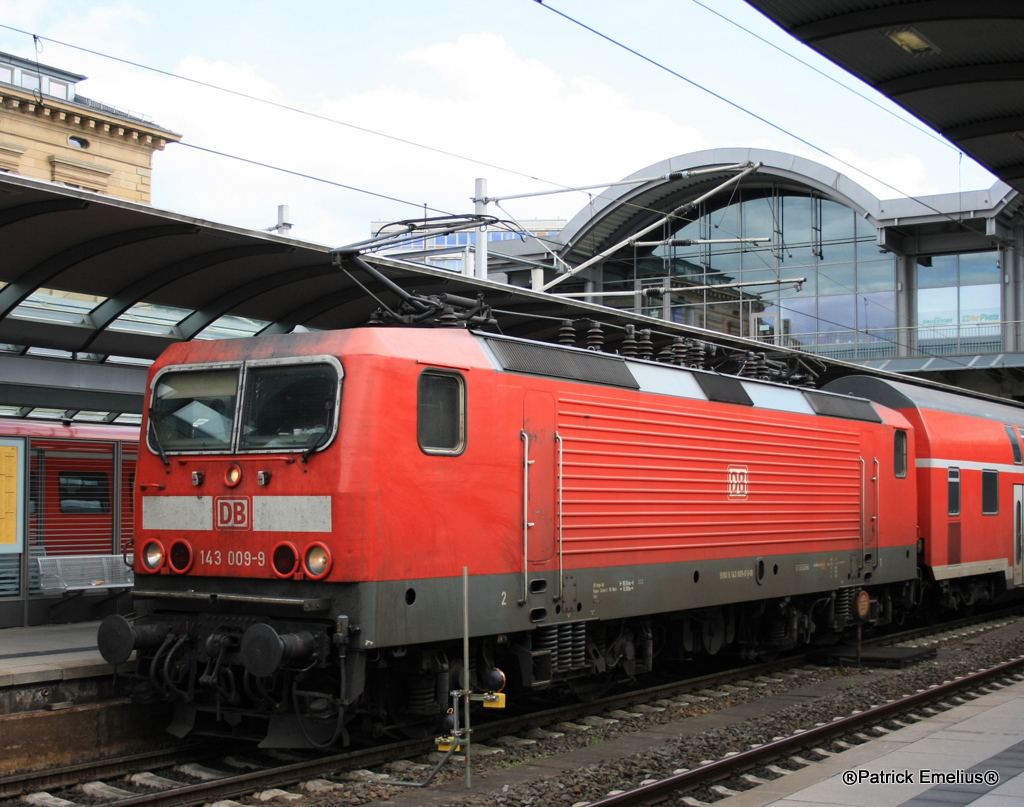 Die 143 009 hielt kurz um dann als Sandwich Richtung Koblenz zu Heizen.