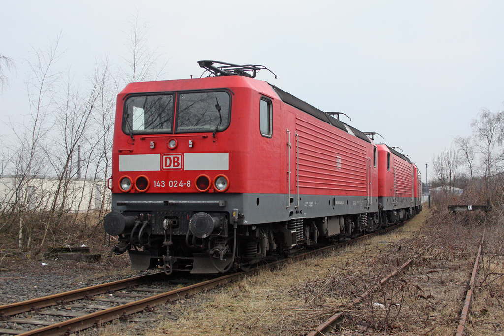 Die 143 024-8 und weitere N�rnberger 143er stehen vor den Toren vom Bender in Opladen am 03,03,12