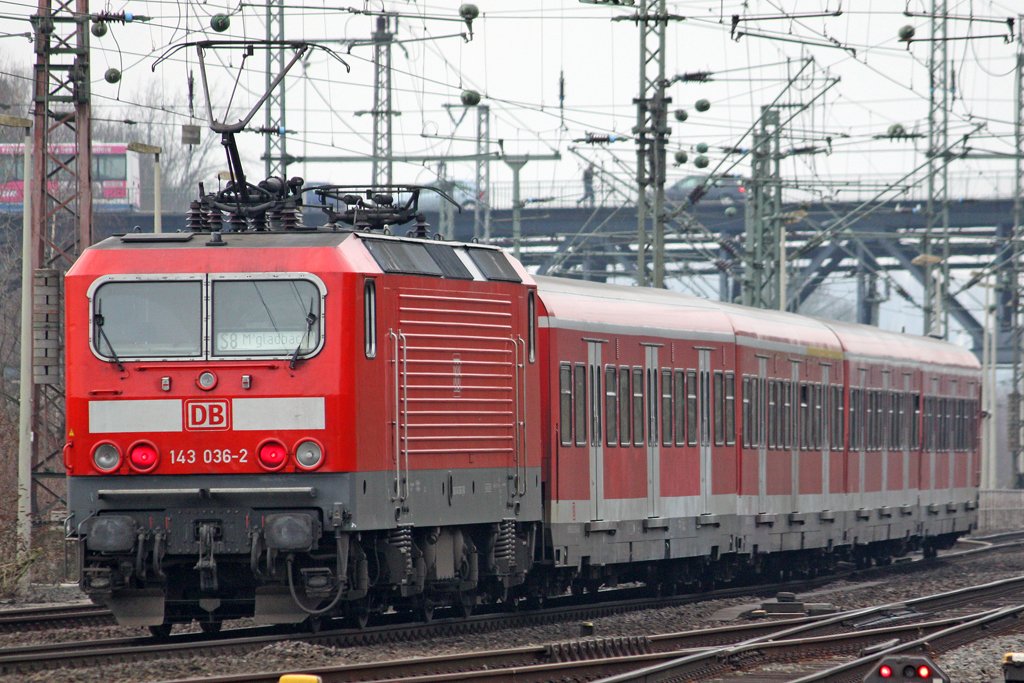 Die 143 036-2 mit der S8 in Wuppertal Vohwinkel am 22,01,10