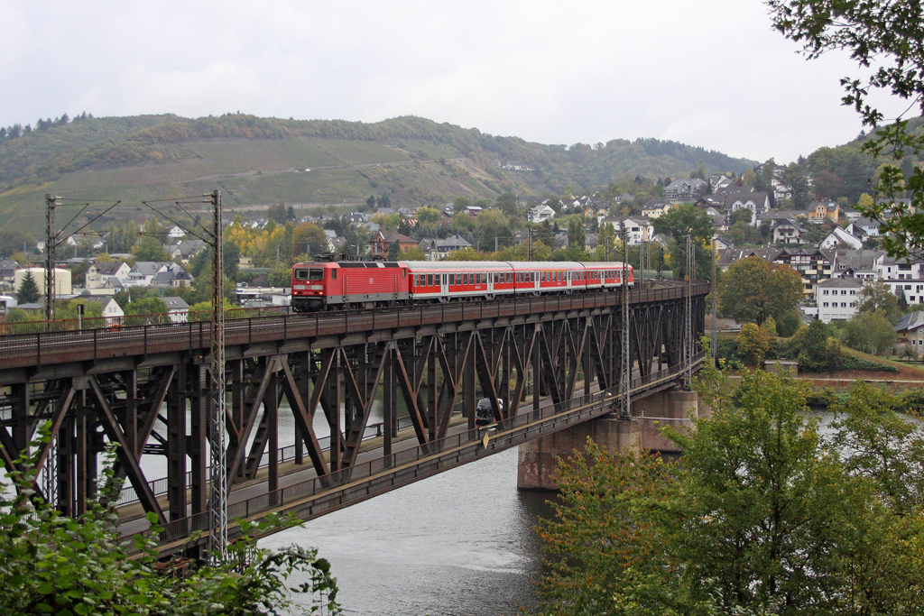 Die 143 155-2 mit der RB81 nach Trier auf der Doppelstockbr�cke von Bullay am 08,10,11