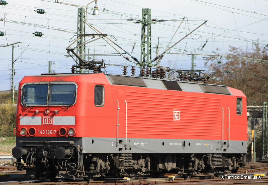 Die 143 166-7 rangiert im Frankfurter Vorfeld 