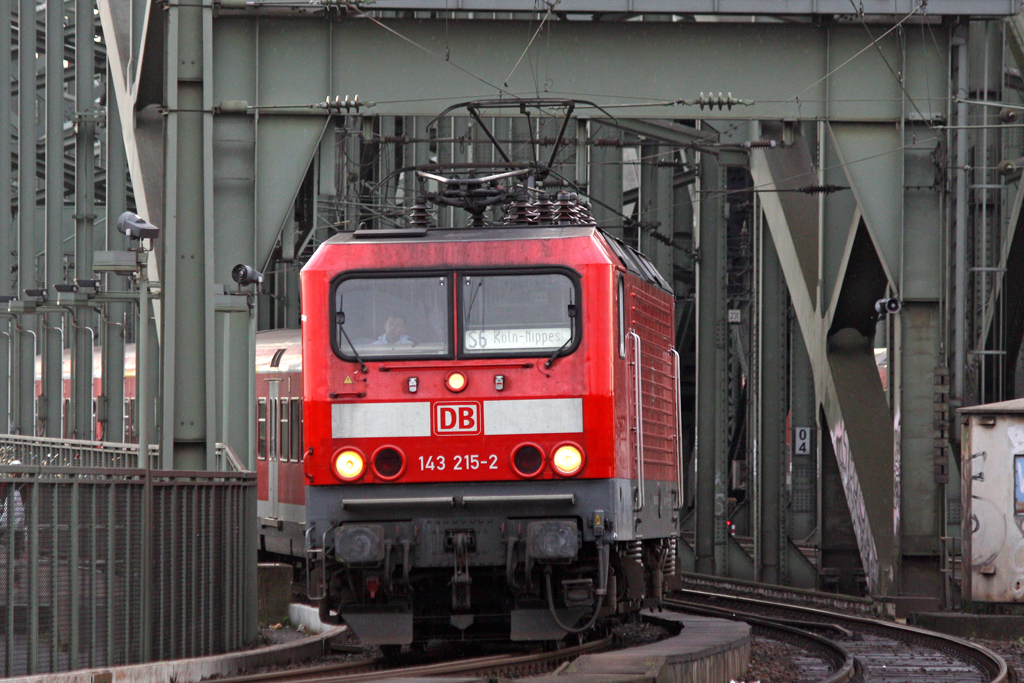 Die 143 215-2 in K�ln Hbf am 03,10,10