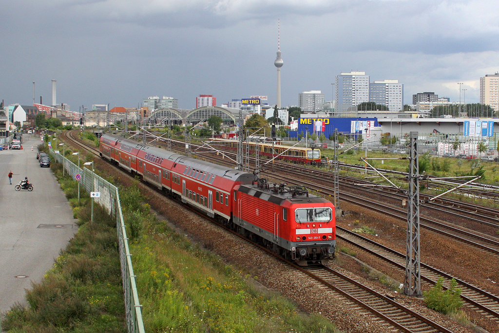 Die 143 251-7 in Berlin Warschauer Stra�e am 08,08,11 