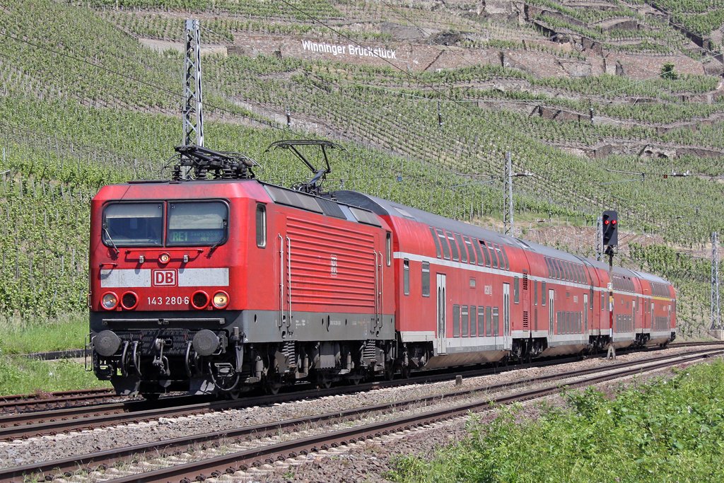Die 143 280-6 in Winningen (Mosel) am 05,06,10