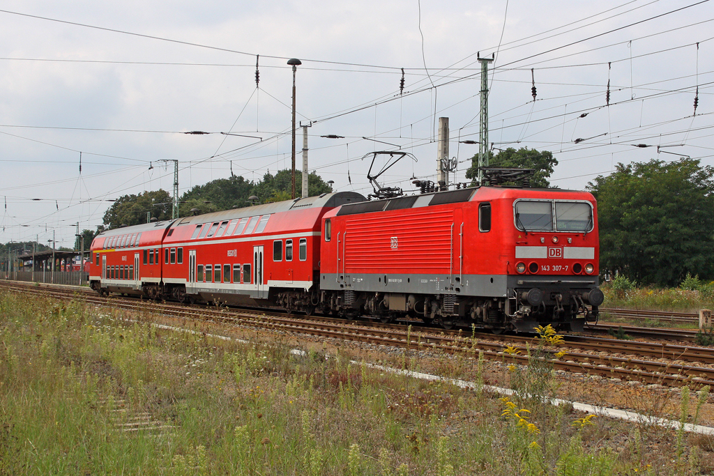 Die 143 307-7 in Calau (Niederl) am 17,08,11