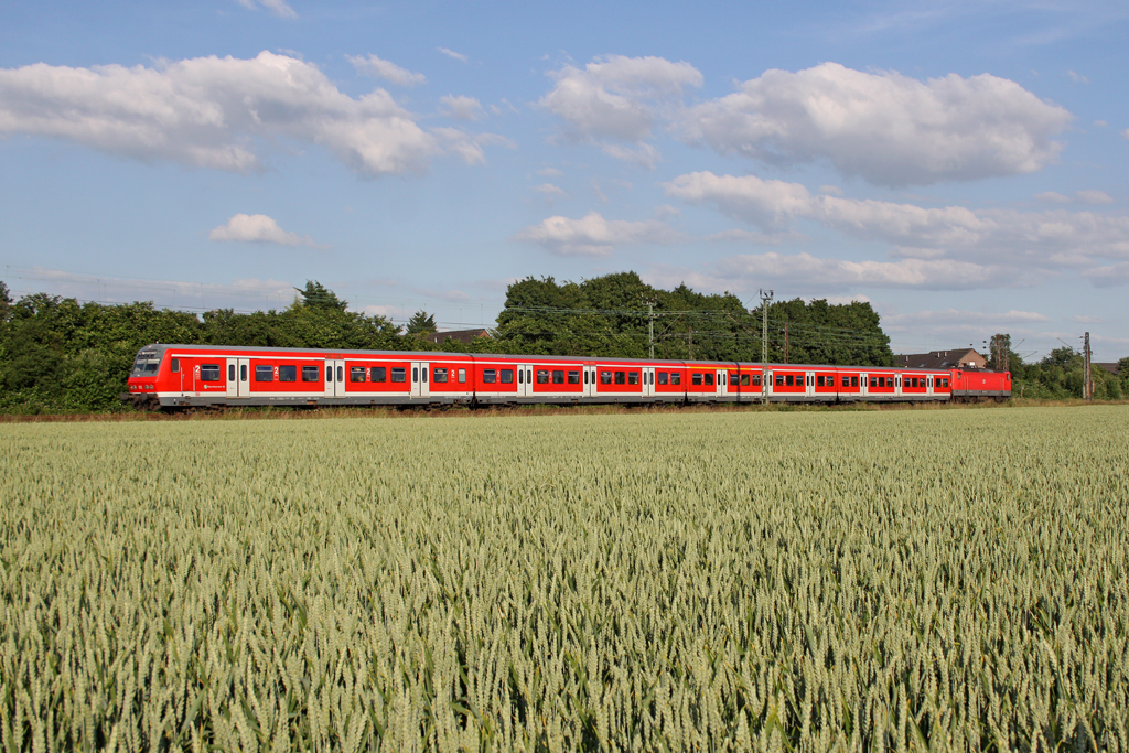 Die 143 309-3 schiebt die S6 Richtung Essen Hbf in Langenfeld(Rhld)am 17,06,12