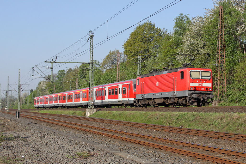 Die 143 309 in Wuppertal Vohwinkel am 20,04,11