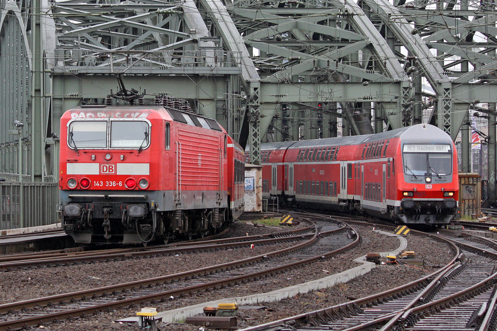 Die 143 336-6 in K�ln Hbf am 07,05,10