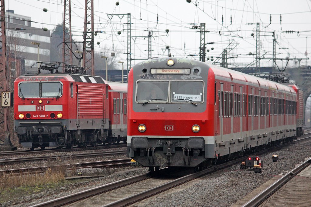 Die 143 588 und der RE 13 in Wuppertal Vohwinkel am 22,01,10
