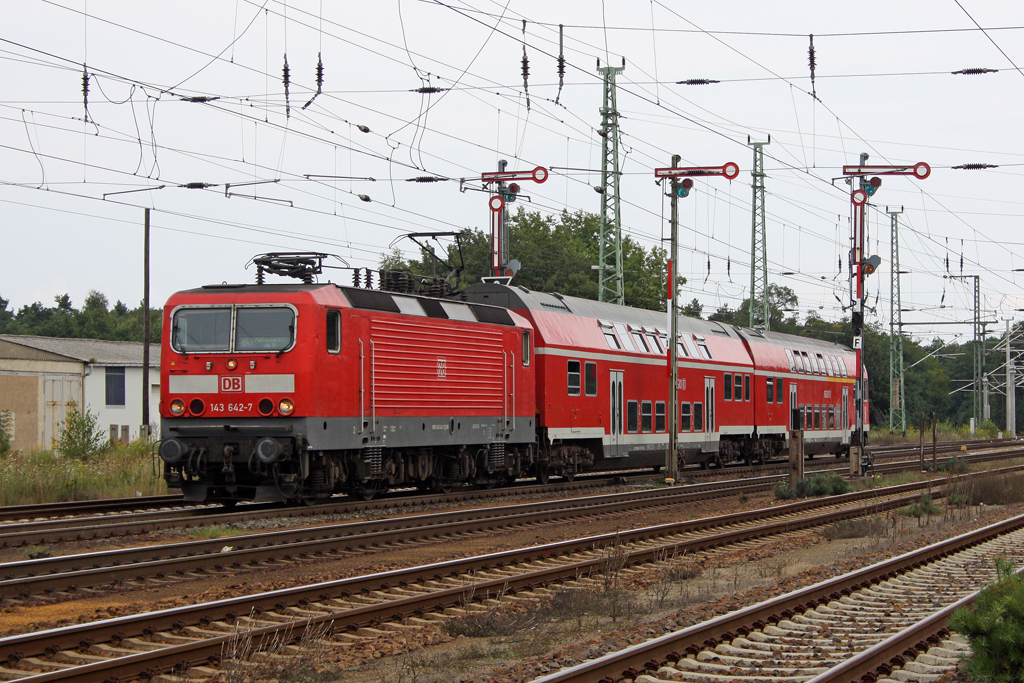 Die 143 642-7 in Calau (Niederl) am 17,08,11