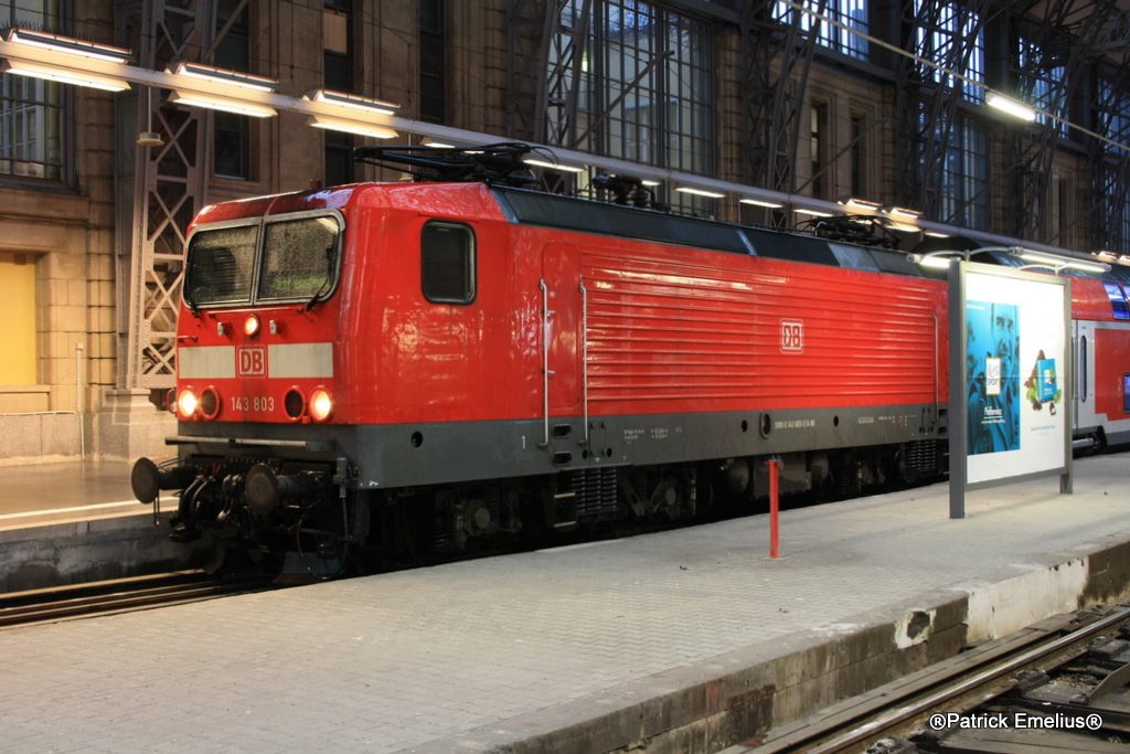 Die 143 803 wartet abge�ggelt am 11.05.2010 am Gleis 1 des HBF´s um von 143 986-6 ins BW-Frankfurt Griesheim zu ziehen.