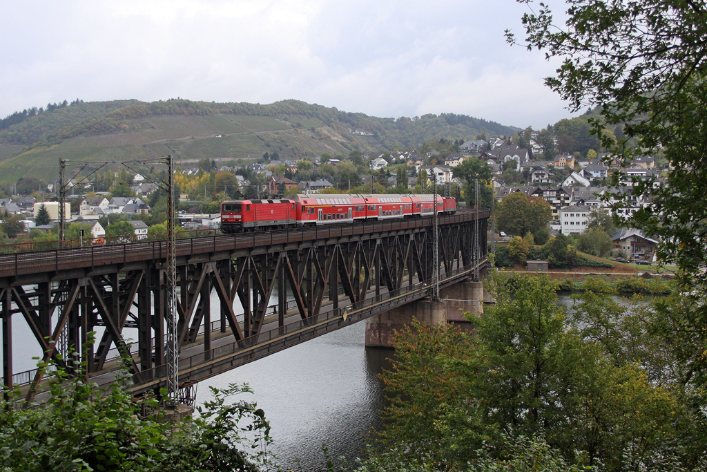 Die 143 822-5 mit der RB81 nach Trier auf der Doppelstockbr�cke von Bullay am 08,10,11