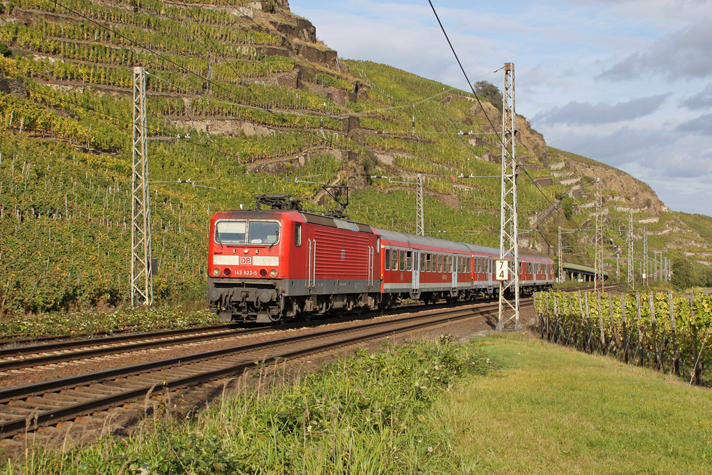 Die 143 822-5 in Winningen ( Mosel ) am 10,10,11