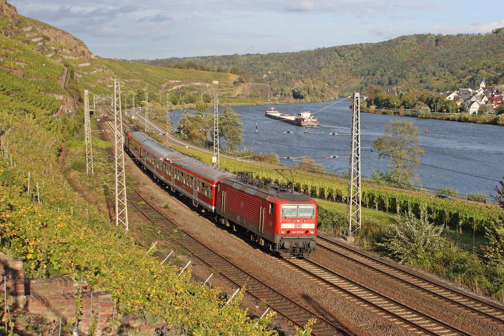Die 143 873-8 in Winningen ( Mosel ) am 10,10,11