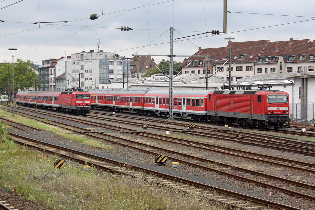 Die 143 878-7 und 143 200-4 in Aschaffenburg am 18,08,10