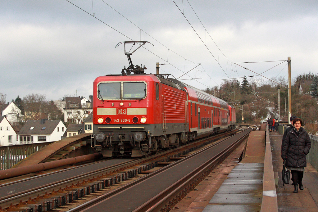 Die 143 930-6 als RB 12226 nach Trier Hbf auf der Koblenz G�lser Eisenbahnbr�cke am 02,01,11