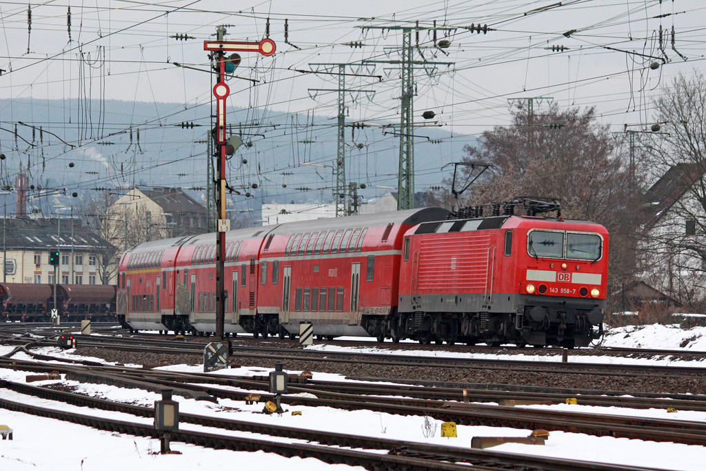 Die 143 958-7 als RB27 nach M�nchengladbach in Koblenz L�tzel am 04,01,11