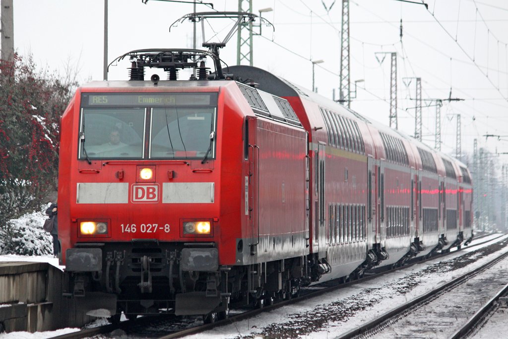 Die 146 027-8 auf dem RE5 richtung Emmerich, in Oberhausen Sterkrade am 05,01,10