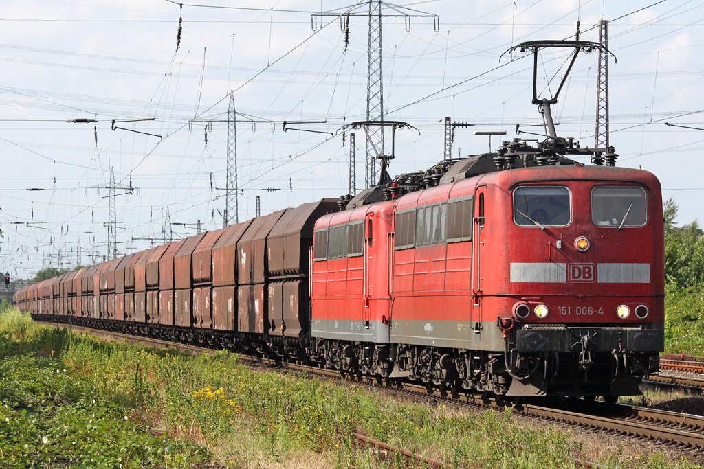 Die 151 006-4 und 151... mit einen Kohlezug in Ratingen Lintorf am 15,07,09