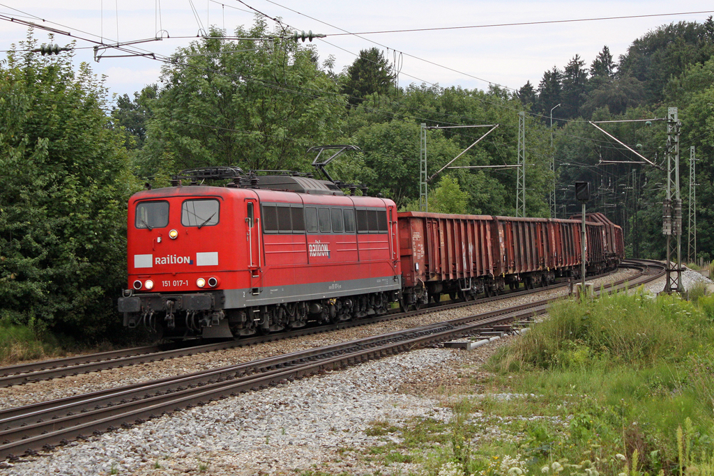 Die 151 017-1 in A�ling (Oberbay) am 29,07,11