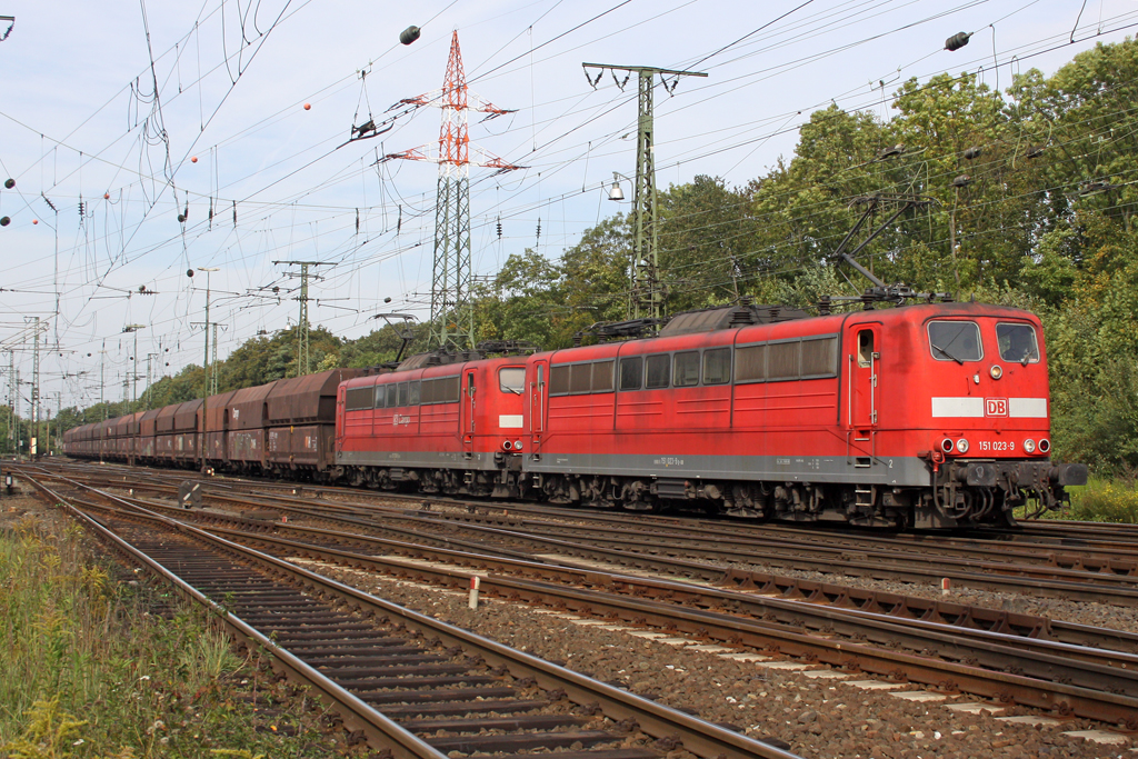 Die 151 023-9 und 151 xxx-x in Gremberg am 04,10,10