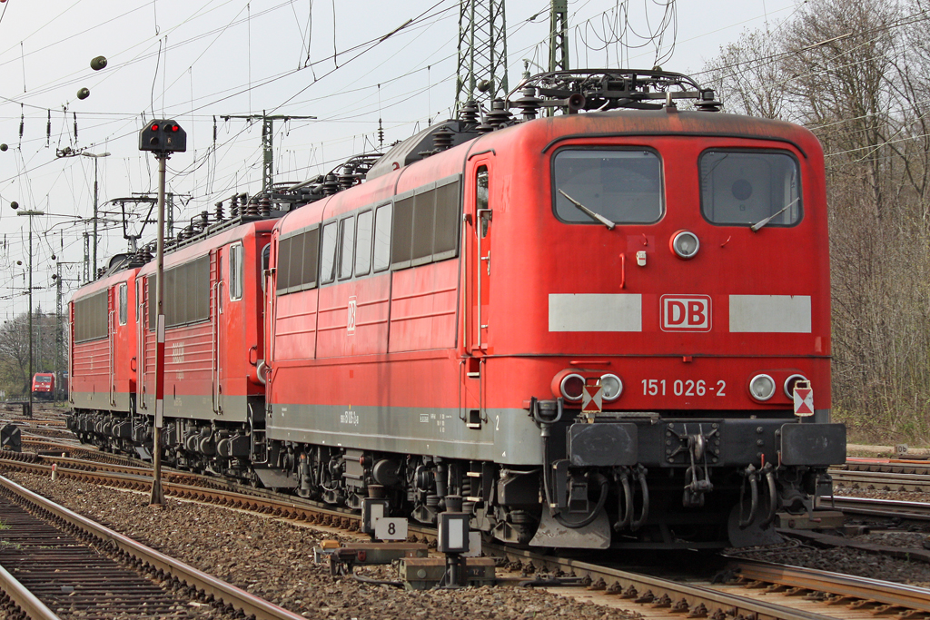 Die 151 026-2 wird von 155 010-2 geschleppt in Gremberg am 07,04,10