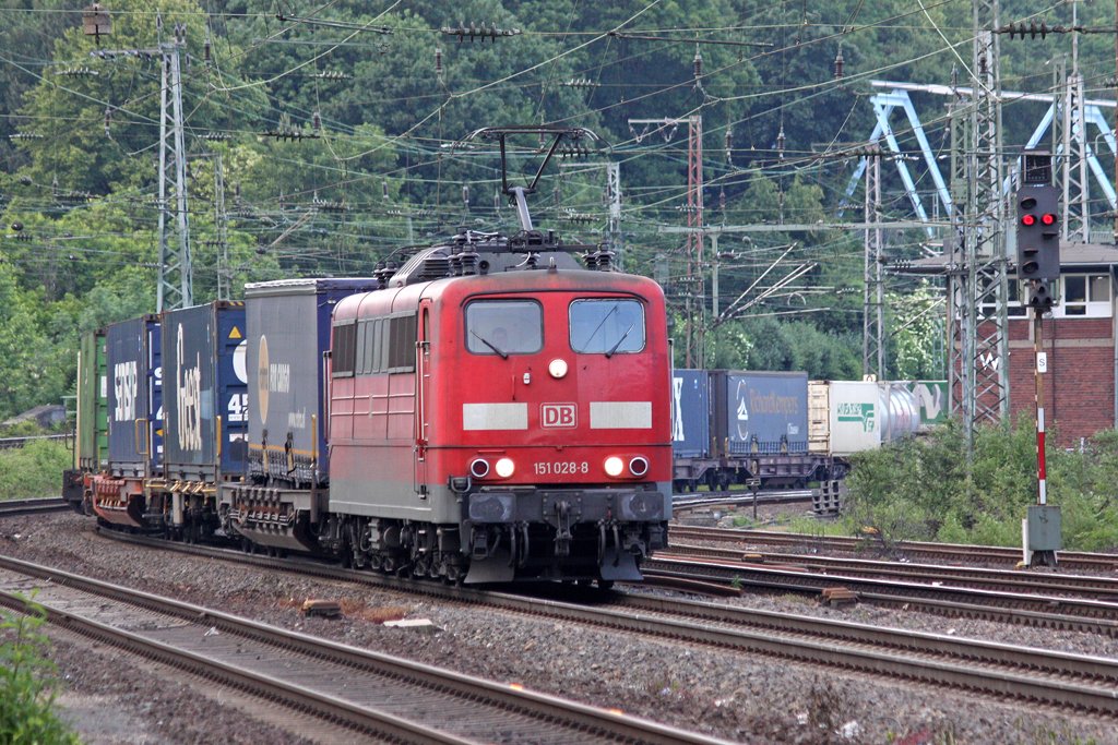 Die 151 028-8 in K�ln West am 02,06,10