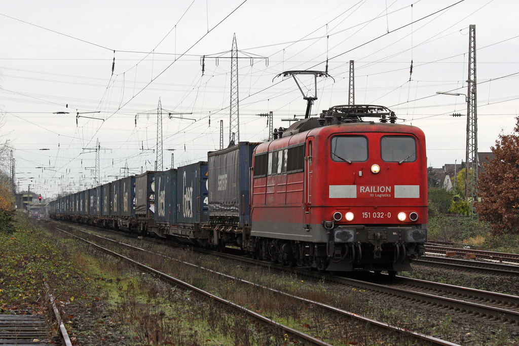 Die 151 032-0 in Ratingen Lintorf am 17,11,10