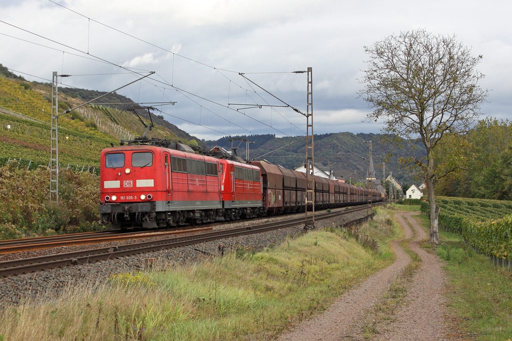 Die 151 035-3 und 046-3 mit dem 4000t Kohlebomber in Pommern ( Mosel ) am 08,10,11
