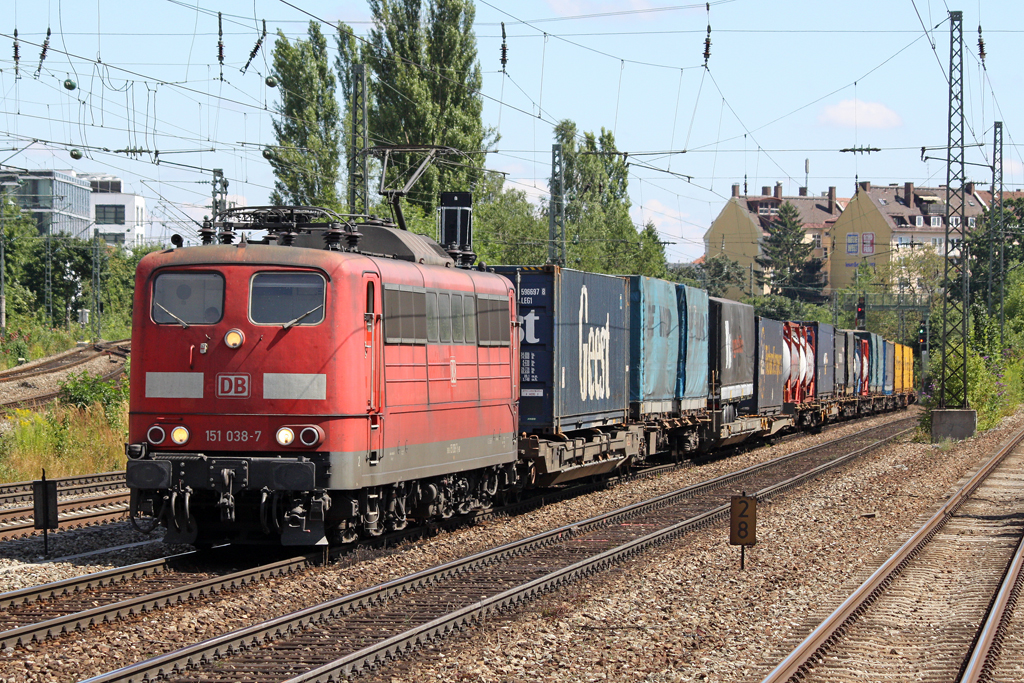 Die 151 038-7 in M�nchen Heimeranplatz am 31,07,10