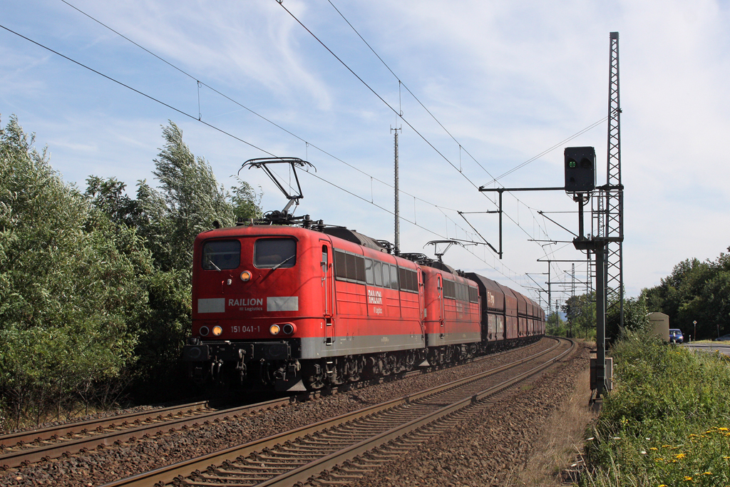 Die 151 041-1 und 151 xxx-x in Porz Wahn am 15,07,11