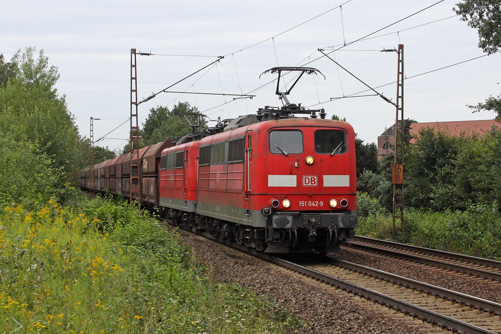 Die 151 042-9 und 151 136-9 in Hannover Limmer am 16,08,11