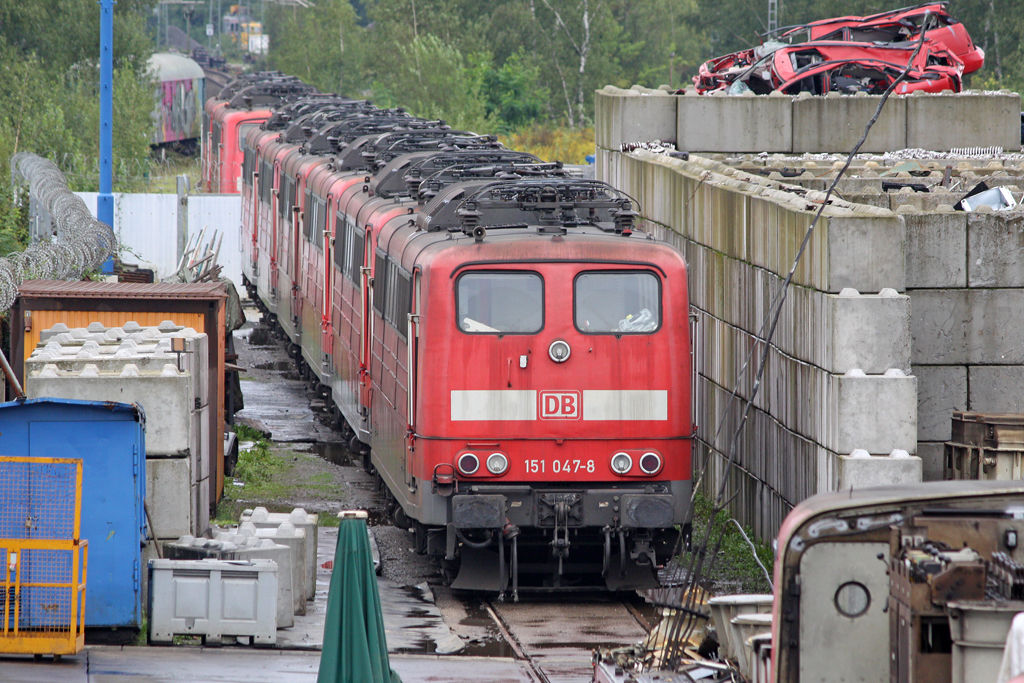 Die 151 047-8 mit 8 weiteren 151er warten bei der Firma Bender in Opladen auf ihre Verschrottung am 11,09,11