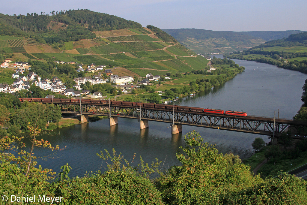 Die 151 087-4 und 151 064-3 mit dem Kohlebomber 48727 nach Dillingen auf der Doppelstockbr�cke von Bullay am 03,09,12